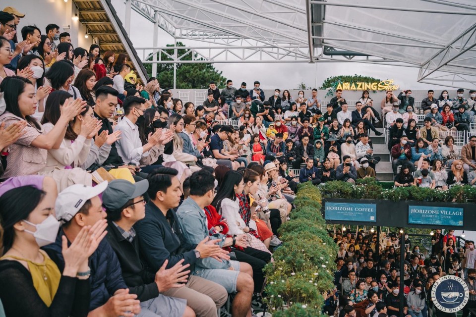 Không gian ngoài trời được trang bị mái che phòng trường hợp thời tiết xấu. Ảnh: Amazing Show