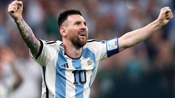Lionel Messi mừng bàn thắng thứ 800 trong sự nghiệp