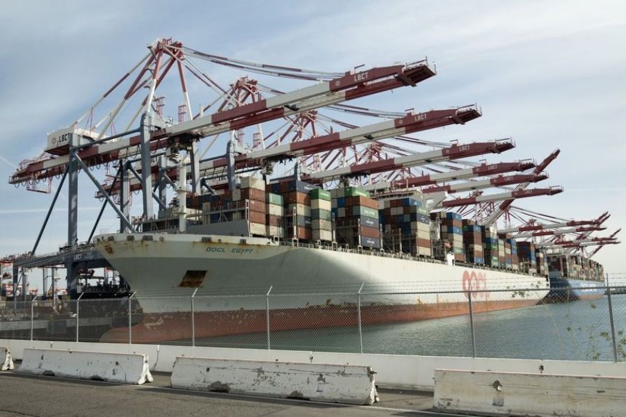 Các hãng tàu container đang chật vật lấp đầy không gian trên tàu khinhu cầu nhập khẩu hàng hóa của Mỹ giảm mạnh. Ảnh: Bloomberg