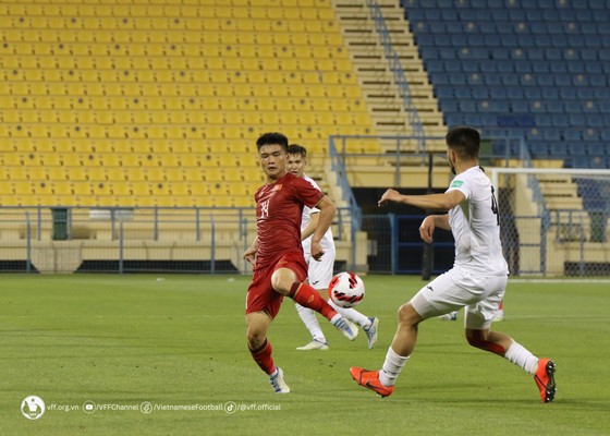 Tiền vệ trung tâm Lê Quốc Nhật Nam trong pha tranh chấp với cầu thủ U23 Kyrgyzstan.