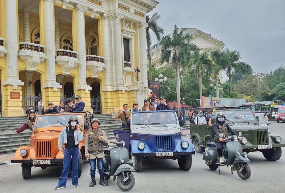 Tour du lịch bằng xe Jeep mui trần tại Hà Nội. Ảnh: Hanoi Backstreet Tours.