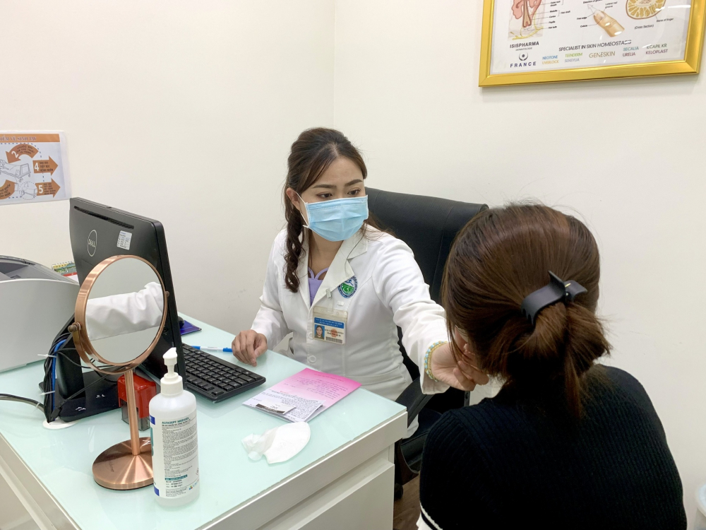 Bác sĩ chuyên khoa II Lư Huỳnh Thanh Thảo đang thăm khám cho bệnh nhân. Ảnh: Nam Giao.