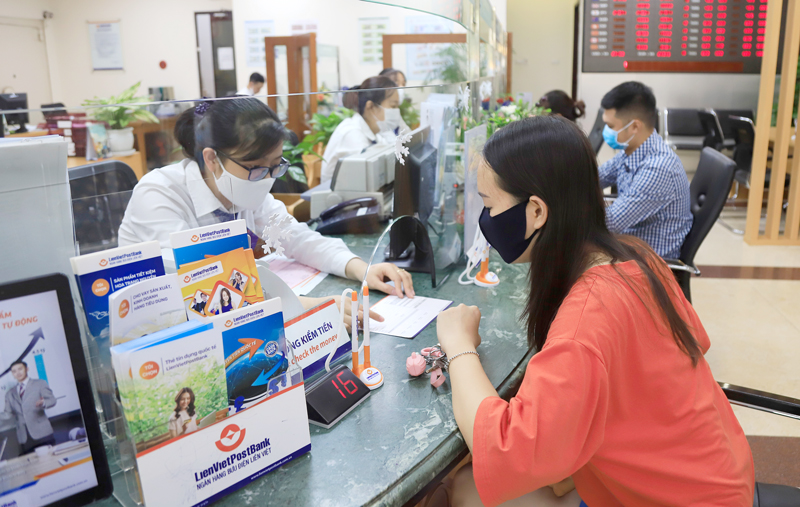 Khách hàng giao dịch tại Ngân hàng thương mại cổ phần Bưu điện Liên Việt. Ảnh: Đỗ Tâm