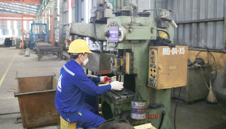 Sản xuất cấu kiện thép tại Công ty cổ phần Cơ khí - Xây lắp - Thương mại Minh Cường (huyện Đông Anh). Ảnh: Nguyễn Quang