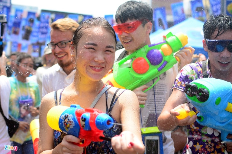 Lễ hội Songkran thu hút nhóm khách trẻ Việt Nam. Ảnh: Diệp Vấn.