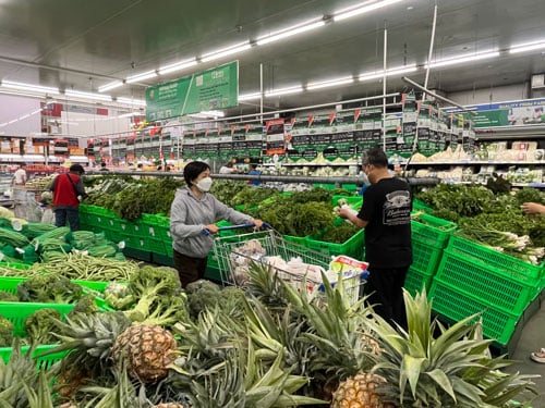 Theo các siêu thị, giỏ hàng của khách hàng đã hụt 10% so với năm 2022 do chỉ tập trung mua sắm lương thực, thực phẩm và hàng thiết yếu