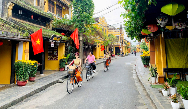 Khách du lịch tham quan phố cổ Hội An (tỉnh Quảng Nam). Ảnh: Bảo Phương