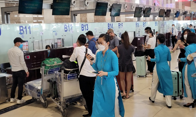 Hành khách làm thủ tục tại sân bay Nội Bài (TP Hà Nội) trước dịp nghỉ lễ 30-4 và 1-5. Ảnh: TẤN THẠNH