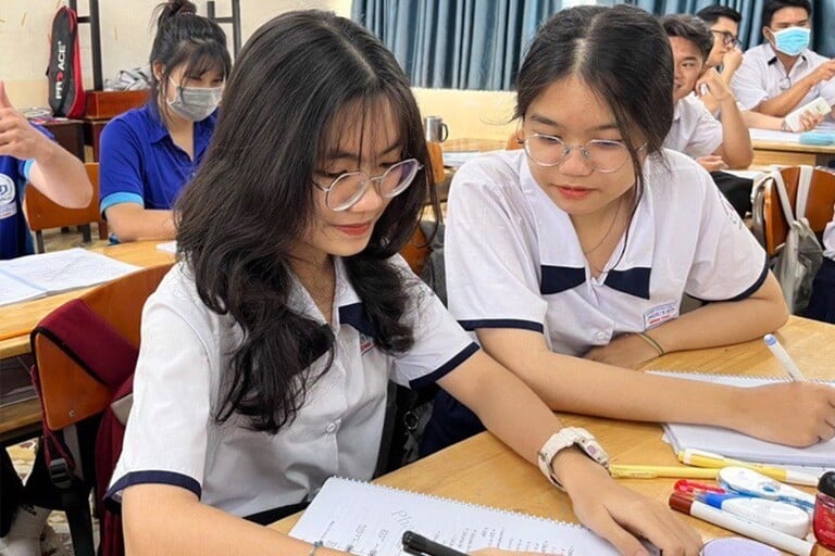 Học sinh lớp 12 Trường THPT Nguyễn Du, quận 10 trong 1 tiết học. Ảnh: HP