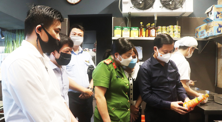 Đoàn kiểm tra liên ngành số 1 về an toàn, vệ sinh thực phẩm của thành phố Hà Nội kiểm tra một nhà hàng trên địa bàn quận Thanh Xuân. Ảnh: Xuân Lộc