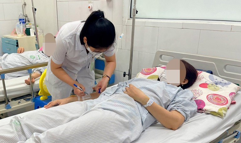 Nữ bệnh nhân bị ngộ độc thực phẩm được điều trị tại Trung tâm Chống độc - Bệnh viện Bạch Mai. Ảnh: Thành Dương