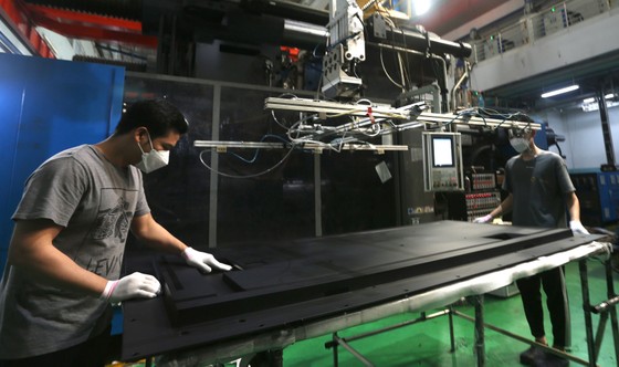 Hệ thống khuôn ép tự động tạo sản phẩm khung tivi kích thước lớn tại Công ty Minh Nguyên (Khu Công nghệ cao TPHCM). Ảnh: HOÀNG HÙNG