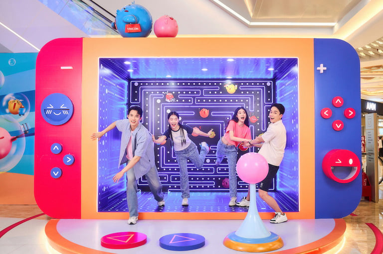 Giới trẻ “rần rần” check-in với máy game khổng lồ ngoài đời thực tại Vincom Mega Mall Smart City
