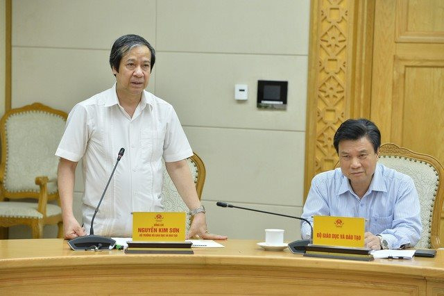 Bộ trưởng Bộ GD&ĐT Nguyễn Kim Sơn báo cáo tại cuộc họp. (Ảnh: Chinhphu.vn)