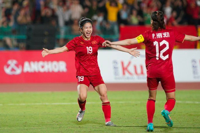 Thanh Nhã (số 19) đã ghi bàn thắng ấn định tỉ số 2-0 cho ĐT nữ Việt Nam trong trận chung kết trước ĐT nữ Myanmar