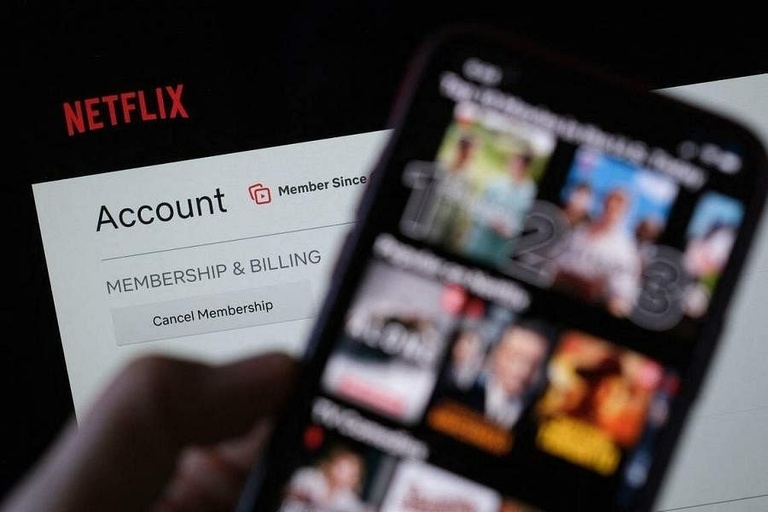 Netflix đã bắt đầu thu phí chia sẻ tài khoản với mức 7,99 USD/mỗi tháng tại Mỹ. Ảnh: AFP.
