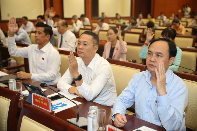 Đại biểu thông qua nghị quyết; Ảnh: Nguyễn Phan