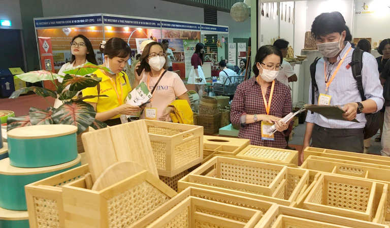 Giới thiệu sản phẩm đồ gỗ ở Triển lãm Nguồn cung ứng quốc tế 2023 tại Trung tâm Hội nghị triển lãm Sài Gòn (thành phố Hồ Chí Minh).