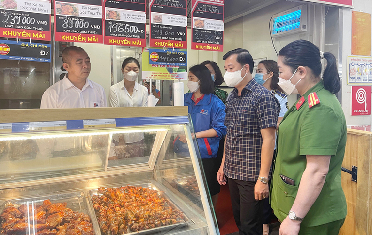 Đoàn kiểm tra liên ngành an toàn vệ sinh thực phẩm của thành phố Hà Nội kiểm tra khu vực kinh doanh thức ăn chín tại siêu thị Mega Market (quận Bắc Từ Liêm). Ảnh: Trang Thu