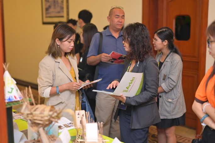Các start-up trẻ tìm kiếm cơ hội nhượng quyền thương mại tại một sự kiện về nhượng quyền ở TP HCM