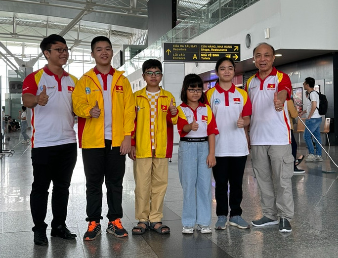 Trưởng đoàn Nguyễn Minh Thắng và 5 thành viên của đội