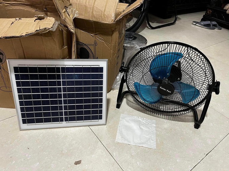 Một mẫu quạt năng lượng mặt trời gia công từ Trung Quốc được bán phổ biến hiện nay. Ảnh: NVCC.