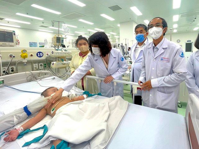 Thứ trưởng Nguyễn Thị Liên Hương thăm các bệnh nhi mắc bệnh tay chân miệng tại Bệnh viện Nhi đồng 1