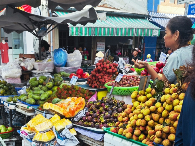 Mít ruột đỏ được bán tại sạp trái cây chợ truyền thống