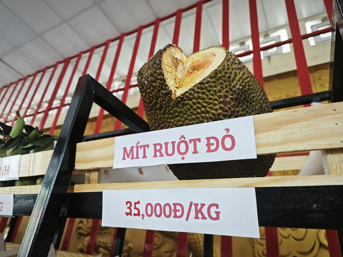 Mít ruột đỏ nguyên trái 35.000 đồng/kg