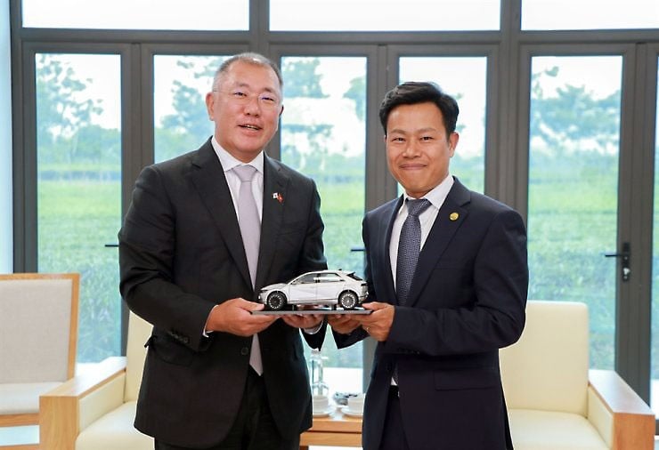 Ông Chung Euisun, Chủ tịch Tập đoàn Hyundai Motor và ông Lê Quân, Giám đốc ĐH Quốc gia Hà Nội, trong buổi ký kết hợp tác bồi dưỡng nhân lực chất lượng cao. Ảnh: HYUNDAI MOTOR