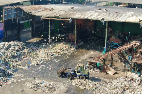 Phân loại chất thải nhựa để tái chế tại Nhà máy xử lý rác Vietstar, huyện Củ Chi, TPHCM. Ảnh: HOÀNG HÙNG