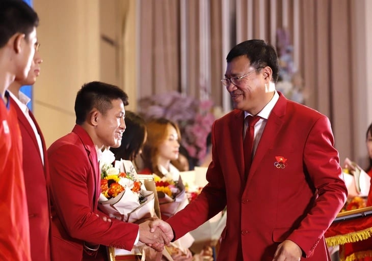 Cục trưởng Cục TDTT Đặng Hà Việt chúc mừng các VĐV giành HCV tại SEA Games 32. Ảnh: Quý Lượng.