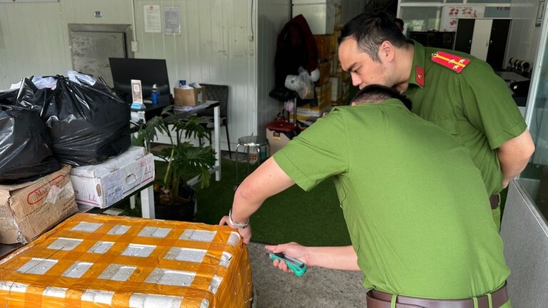 Công an TP Đà Lạt đang xác minh hàng tấn nguồn gốc thực phẩm không rõ nguồn gốc được bày bán tràn lan