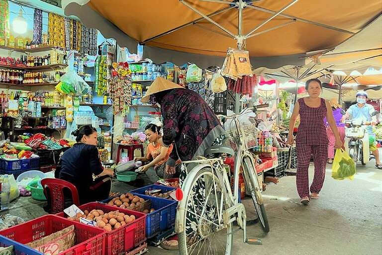 Nhiều người dân lo lắng sau mỗi lần tăng lương cơ sở là giá cả hàng hóa sẽ tăng.  Ảnh: T.UYÊN