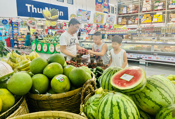 Người tiêu dùng mua hàng tại MM Mega Market An Phú, TP Thủ Đức, chiều 7-7