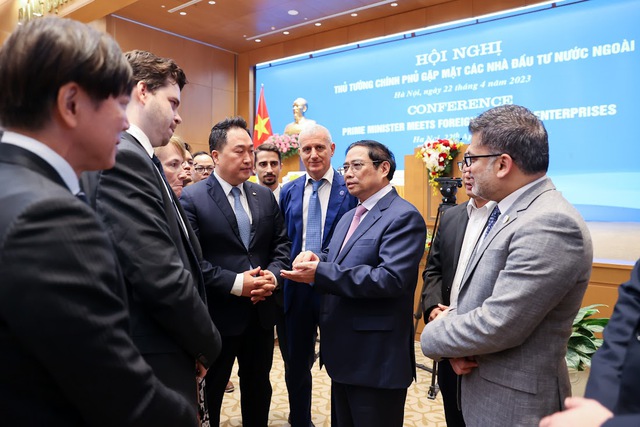 Thủ tướng Phạm Minh Chính trao đổi với các nhà đầu tư, doanh nghiệp bên lề Hội nghị gặp mặt các nhà đầu tư nước ngoài ngày 22/4/2023. Ảnh: TTXVN.