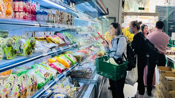 Khách mua hàng nhập từ Nhật Bản tại siêu thị Ribeto Gyomu, quận 3, TPHCM. Ảnh: THI HỒNG