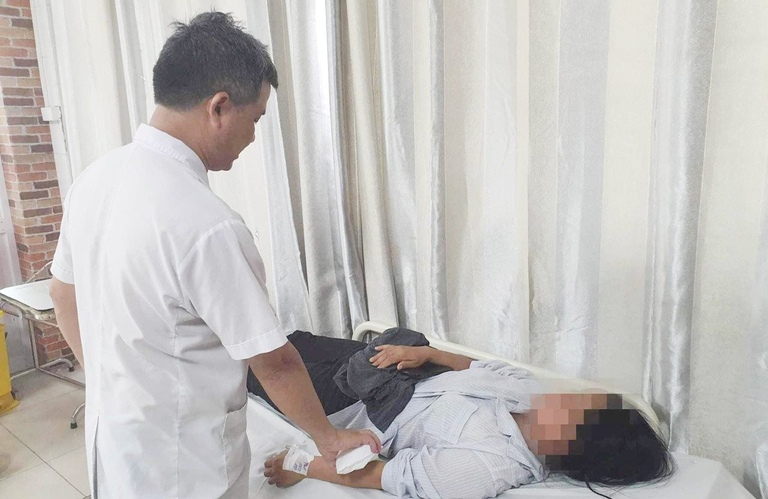 Điều trị cho bệnh nhân bị ngộ độc cá chình tại Trung tâm Chống độc (Bệnh viện Bạch Mai). Ảnh: Xuân Lộc
