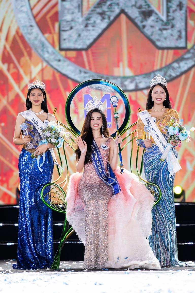 Top 3 mỹ nhân tài sắc vẹn toàn của Miss World Vietnam 2023 rạng rỡ trong đêm đăng quang.