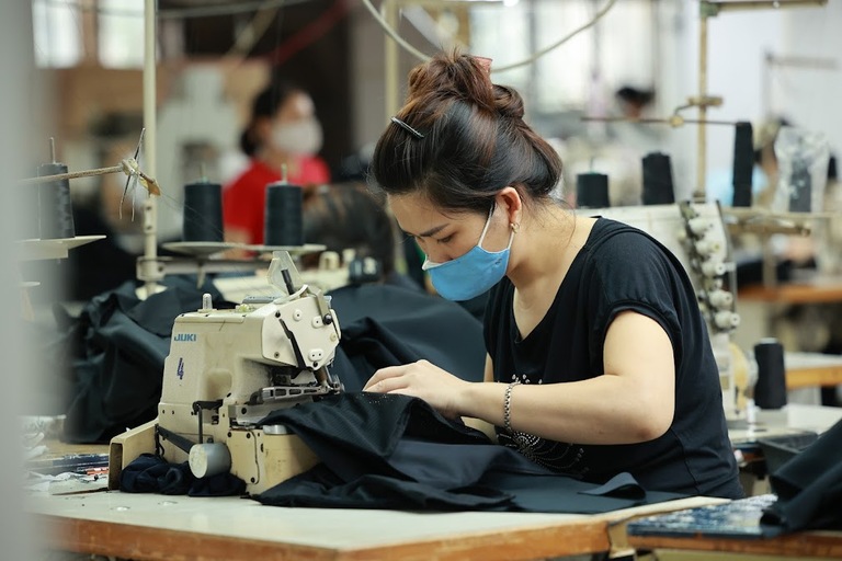 Đề xuất áp dụng chương trình trách nhiệm nhà sản xuất mở rộng bắt buộc với doanh nghiệp sản xuất dệt may. Ảnh: Hải Nguyễn