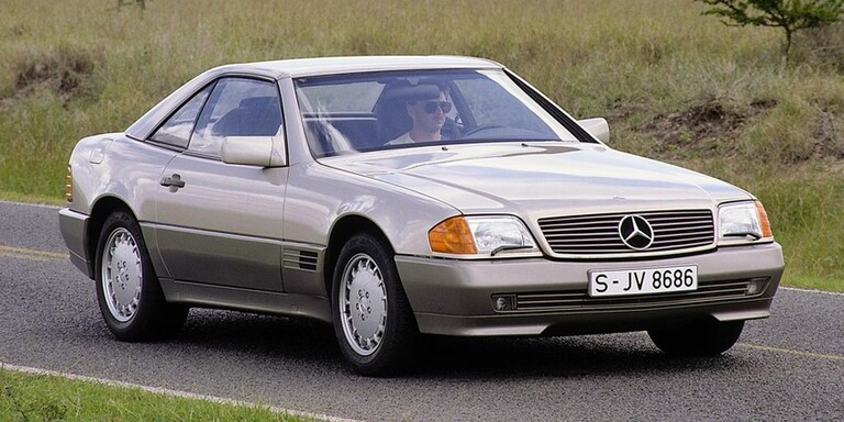 SL500 là một trong những ví dụ điển hình nhất về dòng xe hơi sang trọng cá nhân. Ảnh: Hotcars.