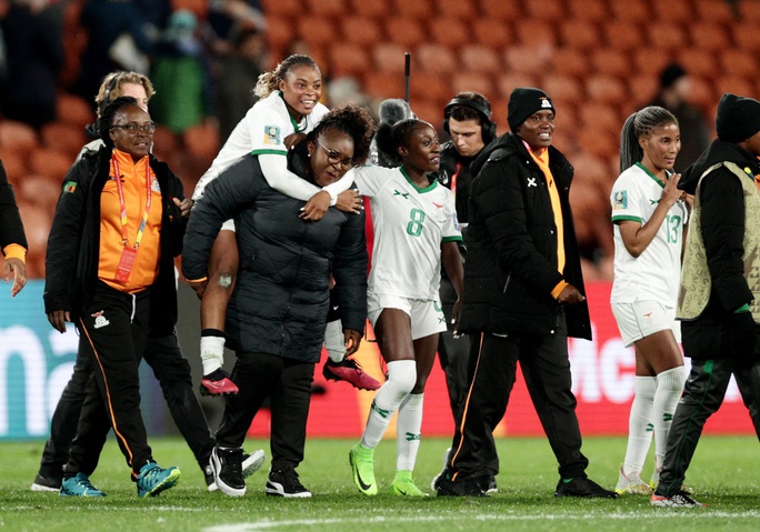 Đội tuyển nữ Zambia khép lại hành trình lịch sử tại World Cup nữ 2023 bằng chiến thắng 3-1 khi đối đầu Costa Rica hôm 31-7. Trước đó, họ có 2 trận thua Nhật Bản và Tây Ban với cùng tỉ số 0-5 nhưng chiến thắng trước Costa Rica là một trận thắng lịch sử của đại diện châu Phi trước khi bị loại ở vòng bảng. Ảnh: Reuters