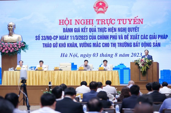 Chiều 3-8, Thủ tướng Phạm Minh Chính chủ trì hội nghị trực tuyến đánh giá kết quả thực hiện Nghị quyết số 33/NQ-CP ngày 11-3- 2023 của Chính phủ và đề xuất các giải pháp tháo gỡ khó khăn, vướng mắc cho thị trường bất động sản (BĐS).