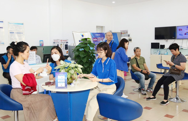 Nhân viên VinaPhone Hà Nội thực hiện chuẩn hóa thông tin cho khách hàng tại phòng giao dịch 97 đường Nguyễn Chí Thanh (quận Đống Đa).