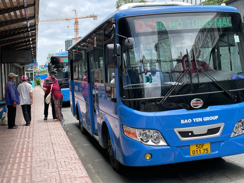 Sinh viên đón xe buýt đến làng Đại học cần lưu ý lộ trình mới