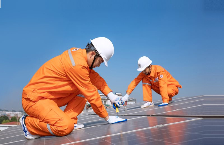 Lắp đặt hệ thống điện mặt trời mái nhà tại quận Long Biên.