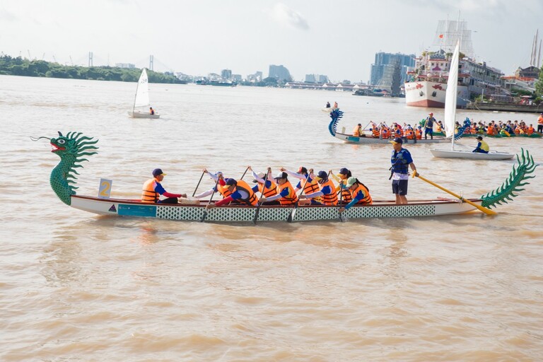 Nhiều hoạt động thể thao như giải đua thuyền, trình diễn flyboard... diễn ra tại lễ hội hội sông nước vừa qua.