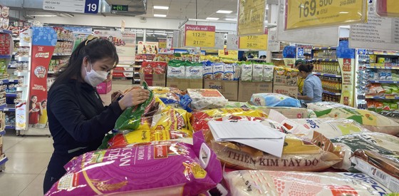 Khách hàng mua gạo tại siêu thị Co.opmart Cống Quỳnh (quận 1, TPHCM). Ảnh: THANH HẢI