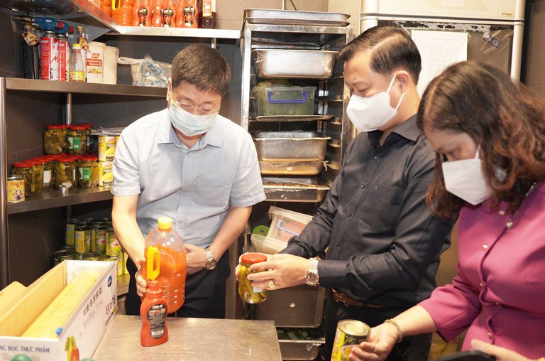Cơ quan chức năng kiểm tra nguồn gốc thực phẩm, thành phần các chất phụ gia, phẩm màu ghi trên tem nhãn tại một cửa hàng ăn uống ở quận Thanh Xuân. Ảnh: Lộc Xuân
