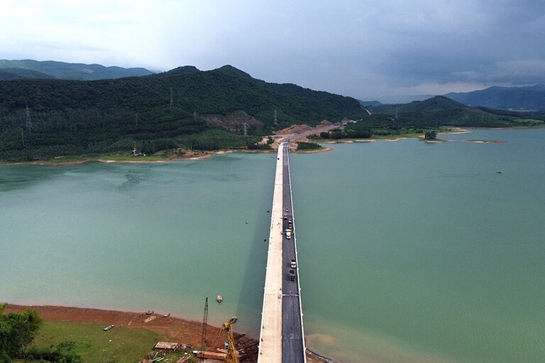 Cầu vượt hồ Yên Mỹ trên tuyến cao tốc Quốc lộ 45 - Nghi Sơn có chiều dài 995,8 m đang được gấp rút hoàn thiện. Ảnh: ĐẶNG TRUNG